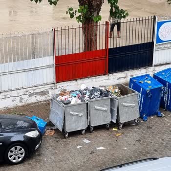 Karşıyaka Belediyesi Okul Kapısında Konteynerler