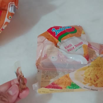 indomie Yağ Açık Ve Dökülmüş