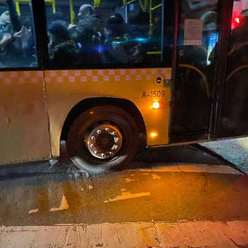 İETT'ye Ait BN1 Numaralı Otobüs Duraklarda Durmuyor Ve Geç Geliyor.