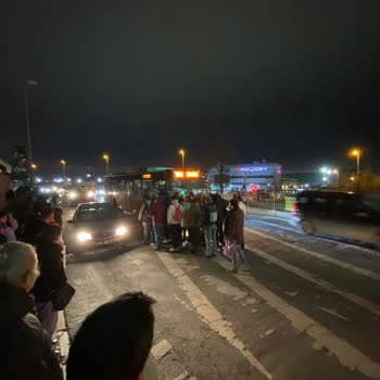 İETT'ye Ait BN1 Numaralı Otobüs Duraklarda Durmuyor Ve Geç Geliyor.