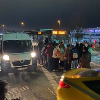 İETT'ye Ait BN1 Numaralı Otobüs Duraklarda Durmuyor Ve Geç Geliyor.