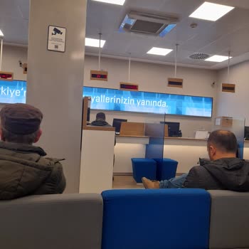 İş Bankası Uzun Saatler Banka Sırası Bekleme