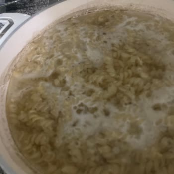 Piyale Makarna İçinde Toprak Çıktı