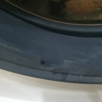 4 Aylık Bosch Çamaşır Makinesi Tambur Lastiği Parçalandı.