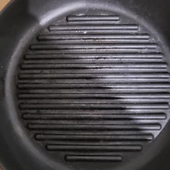 Gratis Den Alınan Lava Izgara Dokum Tava Soyulmalar Başladı