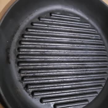 Gratis Den Alınan Lava Izgara Dokum Tava Soyulmalar Başladı