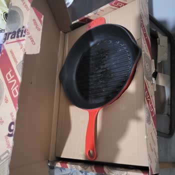 Gratis Den Alınan Lava Izgara Dokum Tava Soyulmalar Başladı