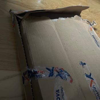 Yurtiçi Kargo Açılmış Ve Yırtılmış Kargo Kutusu