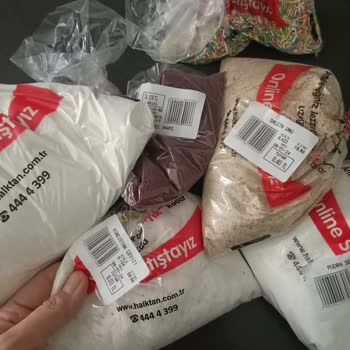 Halktan Kuruyemiş İnsanların Titiz Davranmaması Sonucu Saç Kılı Çıkıyor