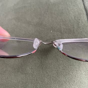 Brillen Mitte Gözlük Çerçevesi Soyuluyor.