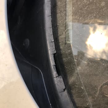 BMW 116i Ön Cam Kauçuk Sorunu