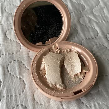 Sephora Rare Beauty Highlighter Kırık Geldi.