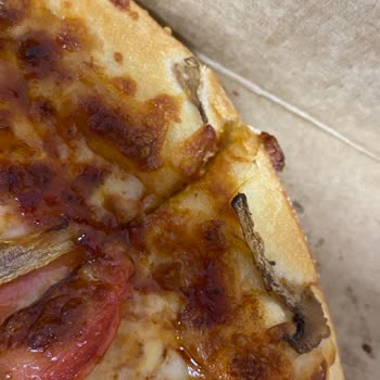 Pizza Hut Pizza Üzerindeki Kıl