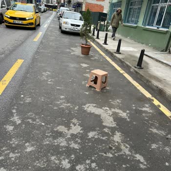 İBB - İstanbul Büyükşehir Belediyesi Esnafların Duba İle Park Yeri Tutması