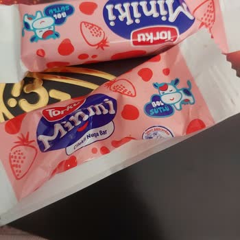 Torku Miniki Çilekli Nuga Bar İçinden Çikolata