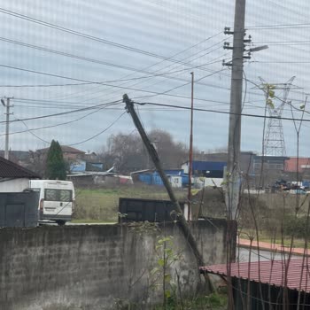 Türk Telekom Direği Kapı Önüne Yıkıldı