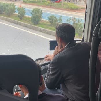 Öz Elazığlılar Turizm Elazığlılar Otobüsünde Çalışanlar Sigara İçiyor Ve Saygısızlık Ediyor.