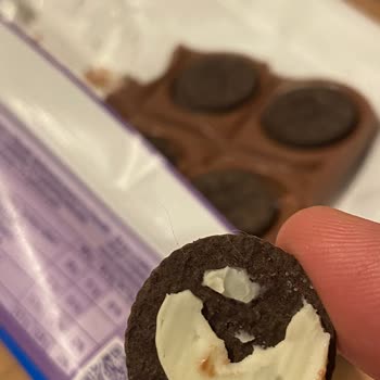 Milka Oreo Sandwich Ürününün İçerisinden İp Çıkması