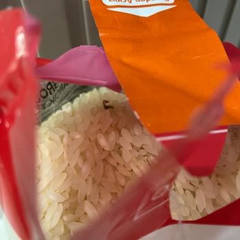 Migros Marka Pirinç Paketinden Kurtçuk Çıktı