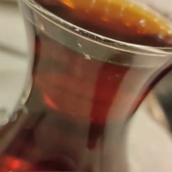 Alaçatı Muhallebicisi Çay Bardağı Lekesi