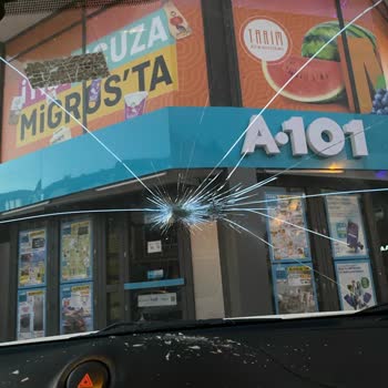 A101 Murat Lojistik Aracımın Ön Camını Kırdı