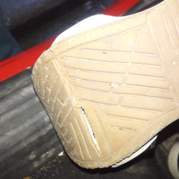 FLO Ayakkabı U. S Polo Marka Ayakkabının Tabanının Yarılması.