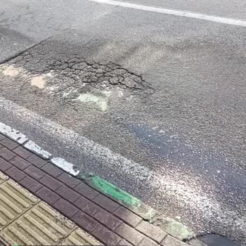 Bursa Büyükşehir Belediyesi Asfalt Araçlara Yayalara Zarar Veriyor!
