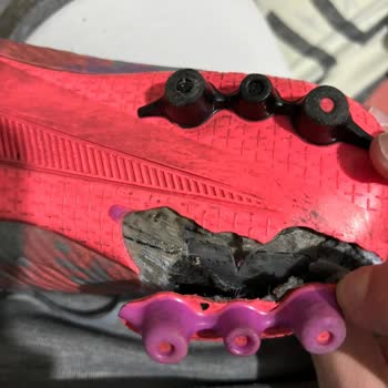 Nike Futbol Ayakkabısının Beklenmedik Şekilde Yırtılması Ve Mağaza Deneyimi