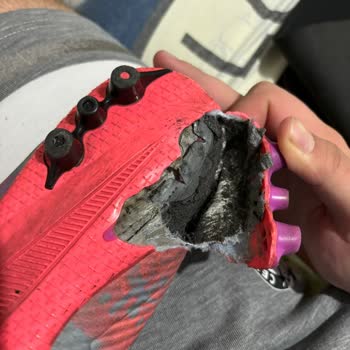 Nike Futbol Ayakkabısının Beklenmedik Şekilde Yırtılması Ve Mağaza Deneyimi