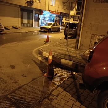 İBB - İstanbul Büyükşehir Belediyesi Sokak Aralarına Duba Konulması