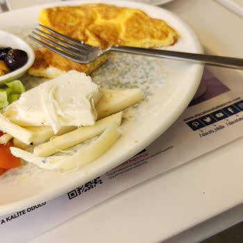 Alaçatı Muhallebicisi Kahvaltıda Küflenmiş Peynir