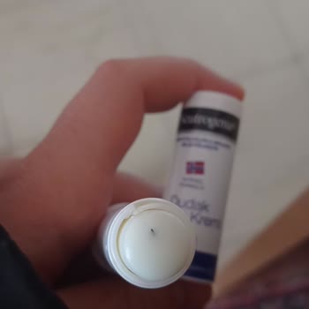 Neutrogena Dudak Bakım Kreminde Kıl Çıktı
