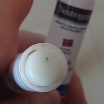 Neutrogena Dudak Bakım Kreminde Kıl Çıktı