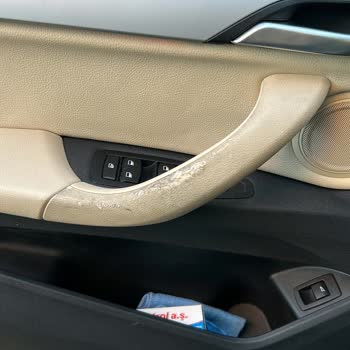BMW X1 Kapı Kolu Eriyor