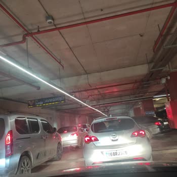 41 Burda AVM AVM Otoparkında Trafik Var