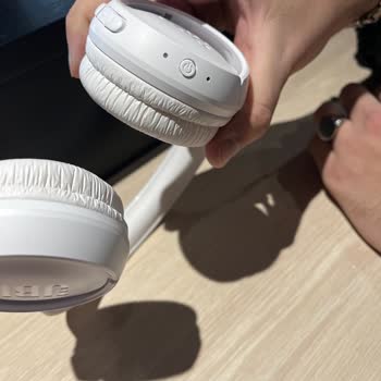 JBL Kulaklık Açma Kapama Tuşunun İçine Göçmesi.