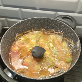 Taç Tencere Setinin Patlayan Kapağı