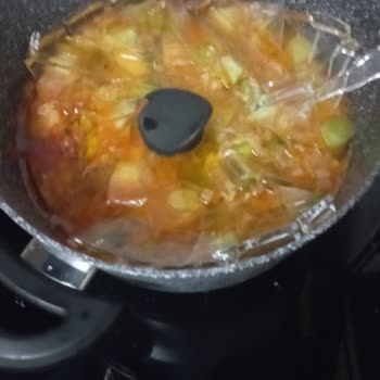 Taç Tencere Setinin Patlayan Kapağı