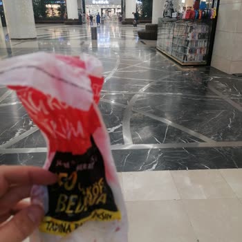Komagene Metromall AVM'de Ki Orta Yaşlı Kadın