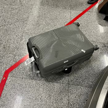 Pegasus Bagajımın Fermuarı Açık Eşyalar Saçılmış