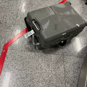 Pegasus Bagajımın Fermuarı Açık Eşyalar Saçılmış