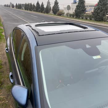 Avis Yolda Giderken Bir Anda Sunroof Patlaması