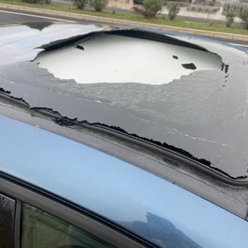 Avis Yolda Giderken Bir Anda Sunroof Patlaması
