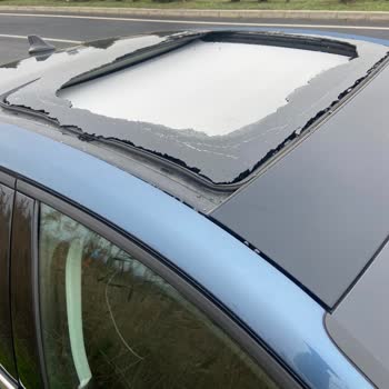 Avis Yolda Giderken Bir Anda Sunroof Patlaması