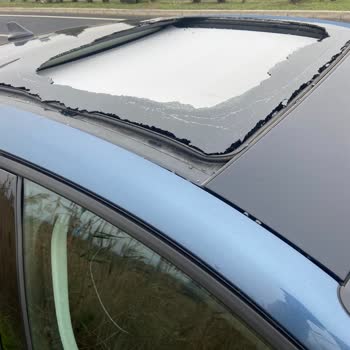 Avis Yolda Giderken Bir Anda Sunroof Patlaması