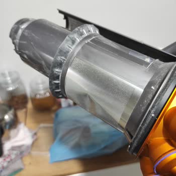 Dyson V15 İçine Göçen İç Hazne Parçası