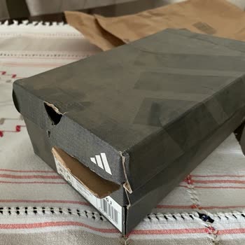 Amazon Ayakkabıyı Toz Küf Yırtık Ve Farklı Tek İle Gönderiyor, Yazık