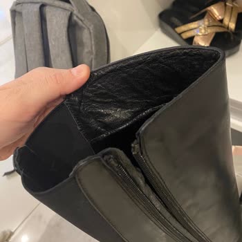 Elle Ayakkabı Giyilmiş Çizme Gelmesi