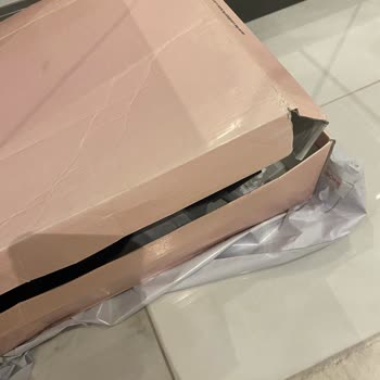 Elle Ayakkabı Giyilmiş Çizme Gelmesi