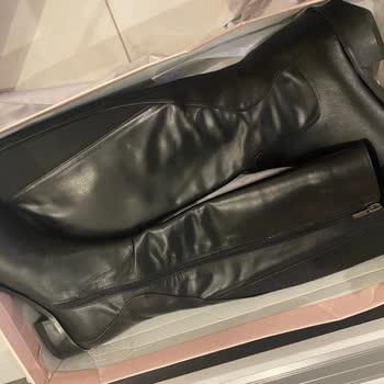 Elle Ayakkabı Giyilmiş Çizme Gelmesi